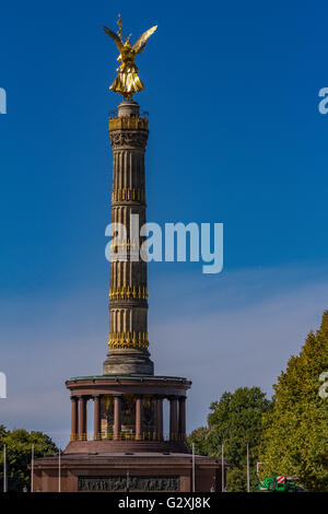 La colonne de la victoire de Siegessäule, un monument célèbre conçu par Heinrich Strack, dans le parc public Tiergarten dans le quartier Mitte de Berlin, en Allemagne. Banque D'Images