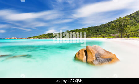 L'exposition à long shot de rochers de granit, de sable blanc et eau turquoise à Anse Cocos dans La Digue, Seychelles Banque D'Images