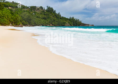 Belle Anse Intendance dans le sud de Mahe, Seychelles avec de grandes vagues Banque D'Images