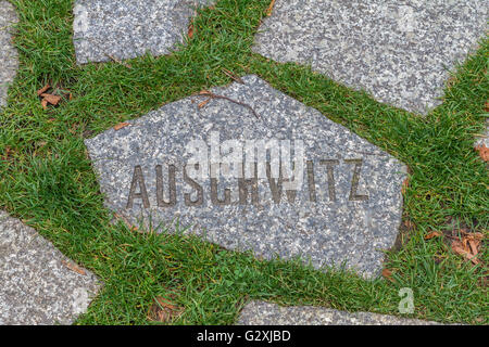 Une pierre gravée du nom du camp de concentration d'Auchwitz au Mémorial de Sinti et de Roma à Berlin, en Allemagne Banque D'Images