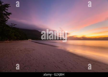 Belle plage coucher de soleil dans la baie de Beau Vallon à Mahé, Seychelles Banque D'Images