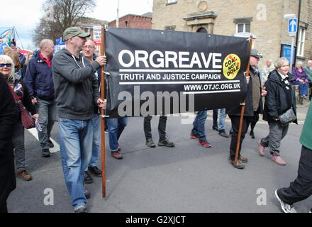 Les membres de l'Orgreave la vérité et la justice dans la campagne de mars 2016 Premier Mai à Chesterfield, Derbyshire, Angleterre Banque D'Images