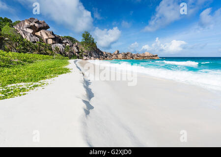Blanc parfait plage de Grand Anse à La Digue, Seychelles avec des formations de roche de granit célèbre ist Banque D'Images