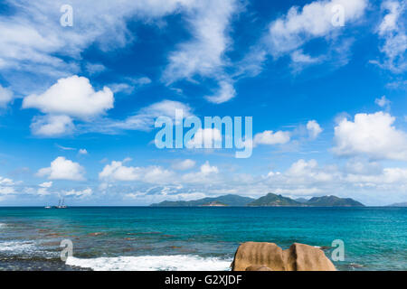 Voir à l'état sauvage de la côte nord de La Digue, aux Seychelles avec l'île de Praslin en arrière-plan Banque D'Images