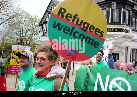 Chesterfield, Derbyshire, Royaume-Uni. Mai 2016.à la campagne annuelle du Chesterfield mai mars avec les réfugiés 'Bienvenue' des pancartes. Banque D'Images