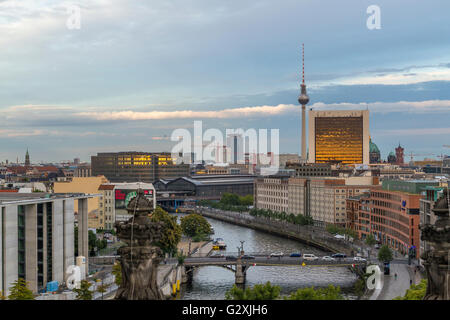 Vue sur la rivière Spree en direction de la gare de Friedrichstrasse et du Centre du Commerce International, Berlin, Allemagne Banque D'Images