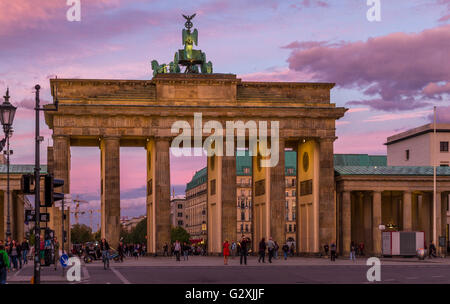 Personnes visitant la porte de Brandebourg, un monument néoclassique du XVIIIe siècle célèbre dans le monde à Berlin au coucher du soleil, Allemagne, Berlin, Allemagne Banque D'Images
