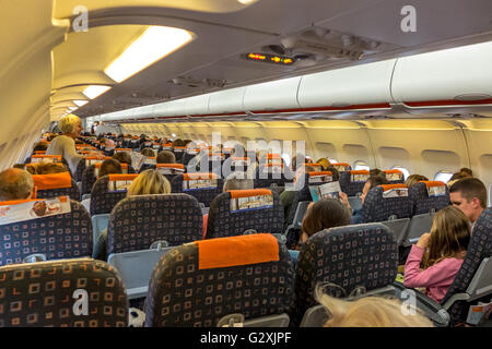 L'intérieur de la cabine à bord d'un vol easyJet Airbus. Banque D'Images