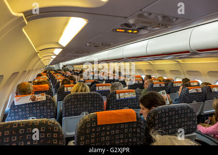 L'intérieur de la cabine à bord d'un vol easyJet Airbus. Banque D'Images