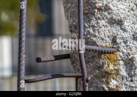 Gros plan de l'acier renforcé et du béton de ce qui reste du mur de Berlin , le mur qui divisait l'Allemagne de l'est et de l'Ouest à Berlin, en Allemagne Banque D'Images