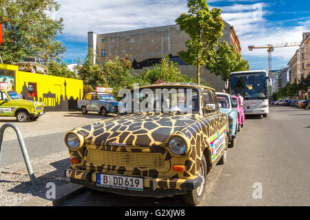 Les voitures Trabant près du reste du mur de Berlin , Berlin , Allemagne Banque D'Images