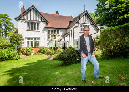 L'auteur du crime Peter James dans le jardin de la maison de Brighton il a grandi à. Banque D'Images