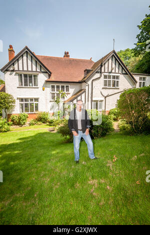 L'auteur du crime Peter James dans le jardin de la maison de Brighton il a grandi à. Banque D'Images