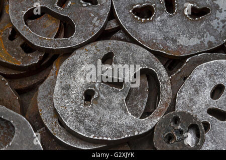 Shalekhet - les feuilles tombées, l'installation de faces de métal avec des bouches ouvertes, coupées à partir de lourdes plaques de fer rondes couvre le sol, dans le Musée juif de Berlin Banque D'Images