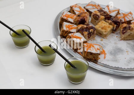 Une photographie de certains desserts appétissants alignés sur une nappe blanche. Banque D'Images