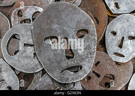 Shalekhet - les feuilles tombées, l'installation de faces de métal avec des bouches ouvertes, coupées à partir de lourdes plaques de fer rondes couvre le sol, dans le Musée juif de Berlin Banque D'Images