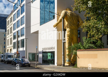 Sculpture d'homme géant avec la tête coincée dans le mur, Berlin Banque D'Images