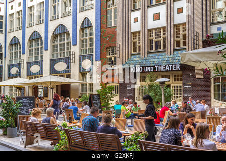 Les gens mangent à l'extérieur dans un restaurant à Hackesche Markt , Berlin , Allemagne Banque D'Images