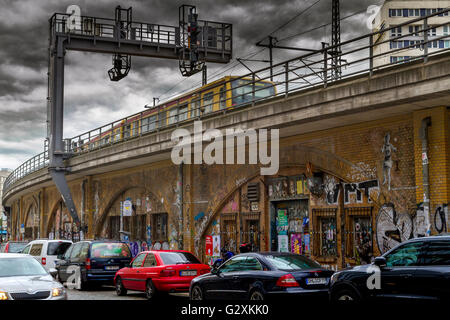 Un train S Bahn sur un viaduc ferroviaire à Berlin, en Allemagne Banque D'Images