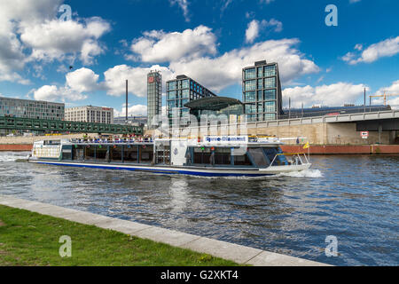Le bateau touristique sur la Spree passe la gare Hauptbahnhof de Berlin , la gare principale de Berlin , Berlin , Allemagne Banque D'Images