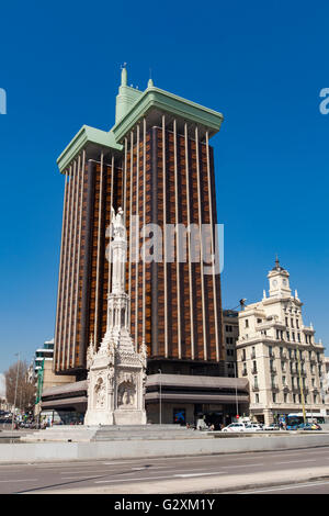 MADRID, ESPAGNE - 16 mars 2016 : Plaza de Colon à Madrid. Torres de Colon est un haut bâtiment de bureau de tours jumelles à la Plaza Banque D'Images