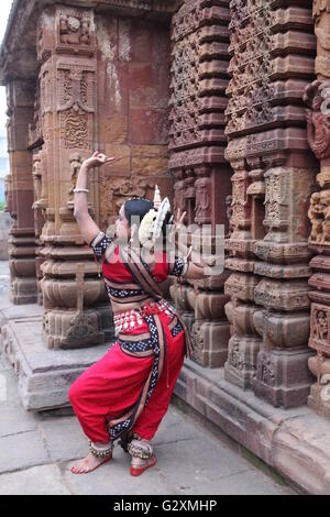 Vue arrière d'une danseuse odissi,posant dans un temple à odisha Banque D'Images