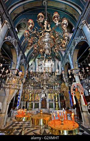 A l'intérieur de l'église de la Vierge Marie (Panagia) dans l'île de Tinos,. Les Cyclades, Mer Égée, Grèce Banque D'Images