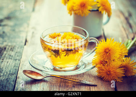 Tasse de thé de pissenlit en bonne santé. La médecine de fines herbes. tons rétro. Banque D'Images