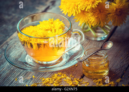 Tasse de thé de pissenlit en bonne santé et de miel. la médecine de fines herbes. Banque D'Images