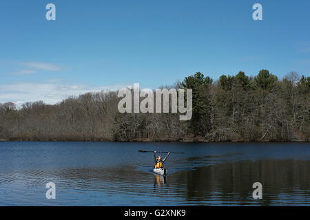 Une femme dans un kayak pliant folding/. Banque D'Images