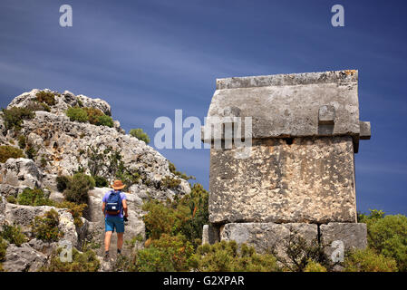 Sarcophage de la Nécropole de Kalekoy (ancienne Simena), Kekova, Lycie, province d''Antalya, Turquie. Banque D'Images