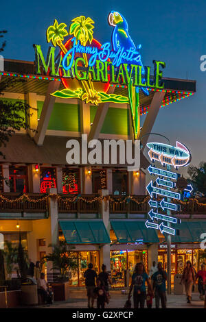 Les enseignes au néon de couleur vive de Jimmy Buffett's Margaritaville club à Universal Studio en ville à Orlando, Floride Banque D'Images