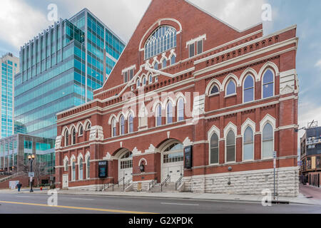 Ryman Auditorium historique moderne contraste avec Sun Trust Bank Building dans le centre de Nashville, Tennessee Banque D'Images