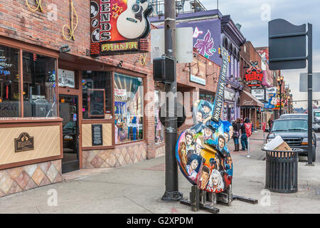 Guitare peint avec des légendes de la musique country en dehors de Legends Corner bar dans le quartier au centre-ville de Nashville, Tennessee Banque D'Images