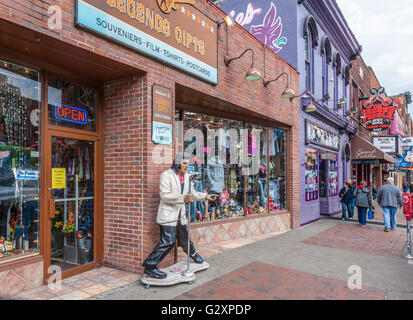 Statue d'Elvis Presley sur trottoir de légendes Gifts store sur Broadway dans le centre de Nashville, Tennessee Banque D'Images
