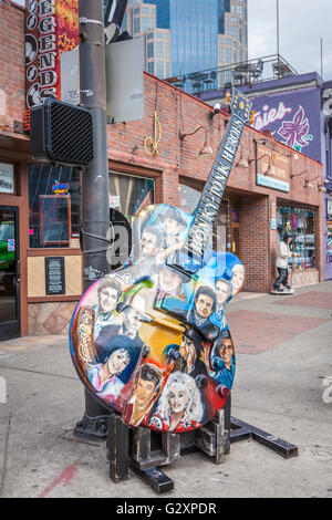 Guitare peint avec des légendes de la musique country en dehors de Legends Corner bar dans le quartier au centre-ville de Nashville, Tennessee Banque D'Images