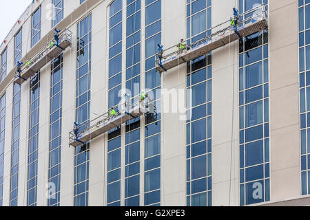 Les laveurs de vitres électriques sur les échafaudages nettoyage windows sur un bâtiment à Nashville, Tennessee Banque D'Images