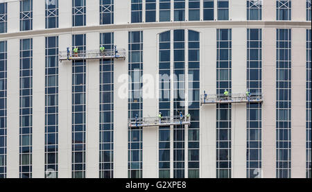 Les laveurs de vitres électriques sur les échafaudages nettoyage windows sur un bâtiment à Nashville, Tennessee Banque D'Images