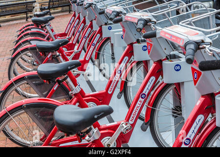 Des vélos de location dans un rack à Nashville B station de location de vélo dans le centre-ville de Nashville, Tennessee Banque D'Images