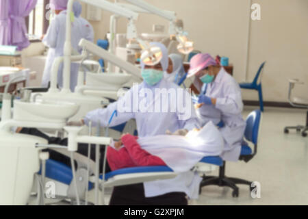 Les étudiants en médecine dentaire flou de pratiquer les patients traités. dans l'hôpital de soins dentaires Soins des dents du patient sur l'utilisation de l'équipement, instruments Banque D'Images