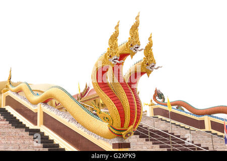 Le roi de naga, serpent statue sur l'entrée escalier cathédrale. isolé sur fond blanc . Banque D'Images