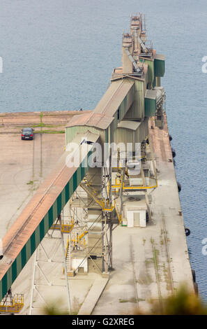 La plate-forme de bande de transport du charbon dans un port Banque D'Images