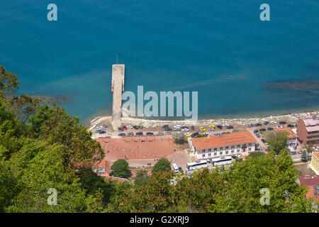 Général haut Vue de ville à Sinop Ayancik dans région de la mer Noire à l'intérieur de vert des arbres avec une mer bleue. Banque D'Images