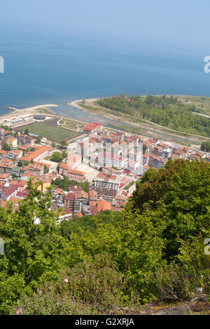 Général haut Vue de ville à Sinop Ayancik dans région de la mer Noire à l'intérieur des arbres verts avec mer bleue, sur fond de ciel lumineux. Banque D'Images