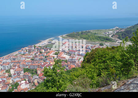 Général haut Vue de ville à Sinop Ayancik dans région de la mer Noire à l'intérieur des arbres verts avec mer bleue, sur fond de ciel lumineux. Banque D'Images