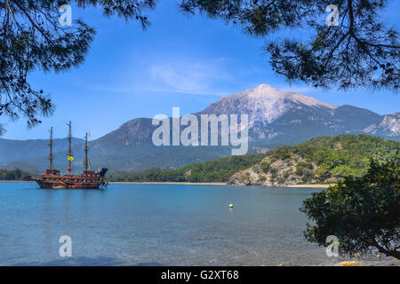 Voyage, Turquie, kemer, bateau, word, incroyable vue de carte postale, les montagnes avec de la neige Banque D'Images