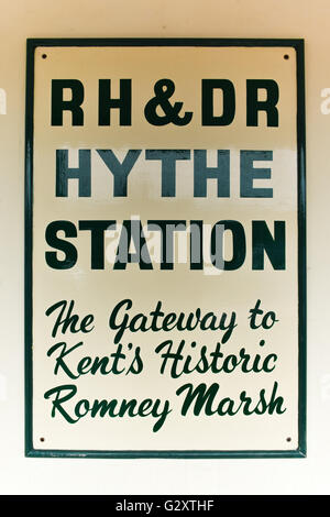 Signe traditionnel de l'Romney, Hythe et Dymchurch Railway dans le Kent, UK Banque D'Images