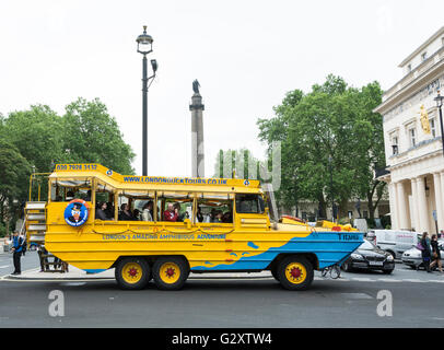 Un London Duck Tours conduite d'autobus passé le Duc de York sur la colonne Pall Mall Banque D'Images