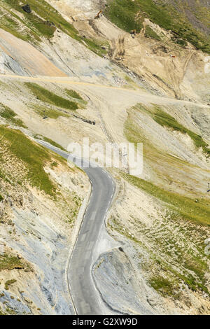 Les routes dans les montagnes des Pyrénées centrale près de Col du Tourmalet (2115m). Banque D'Images