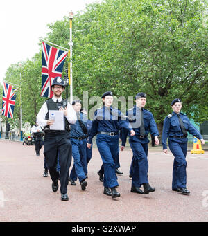 La police recrute dans le centre commercial à la suite de la parade des gardes à cheval Trooping The Color on Horse Guards Banque D'Images